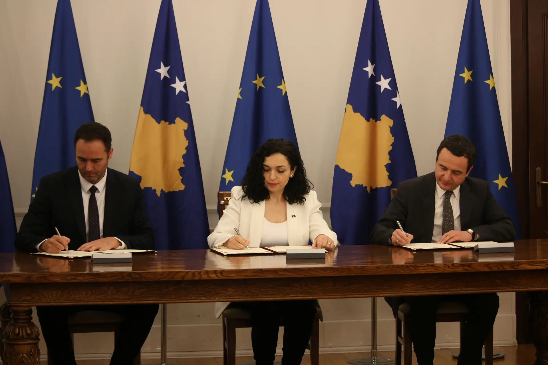 O Presidente do Parlamento, a Presidente da República e o primeiro-ministro assinam o pedido de adesão do Kosovo à União Europeia