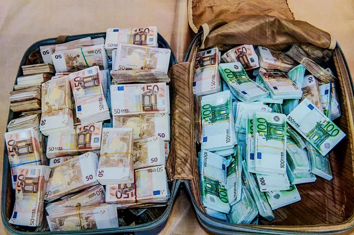 Eva Kaili, o pai, o namorado, a mala cheia de notas e a ponta do icebergue que se descobre
