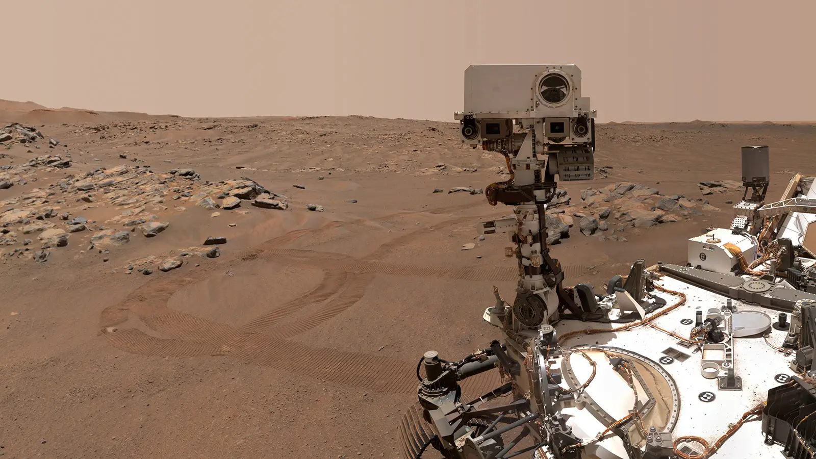 'Selfie' tirada pelo rover Perseverance na superfície marciana