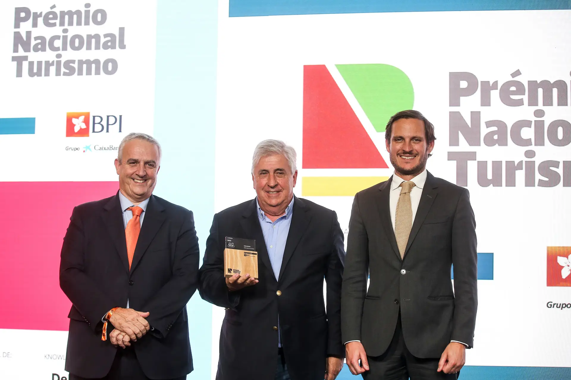 O Prémio Carreira, Jorge Rebelo de Almeida (ao centro), com Pedro Barreto e Francisco Pedro Balsemão