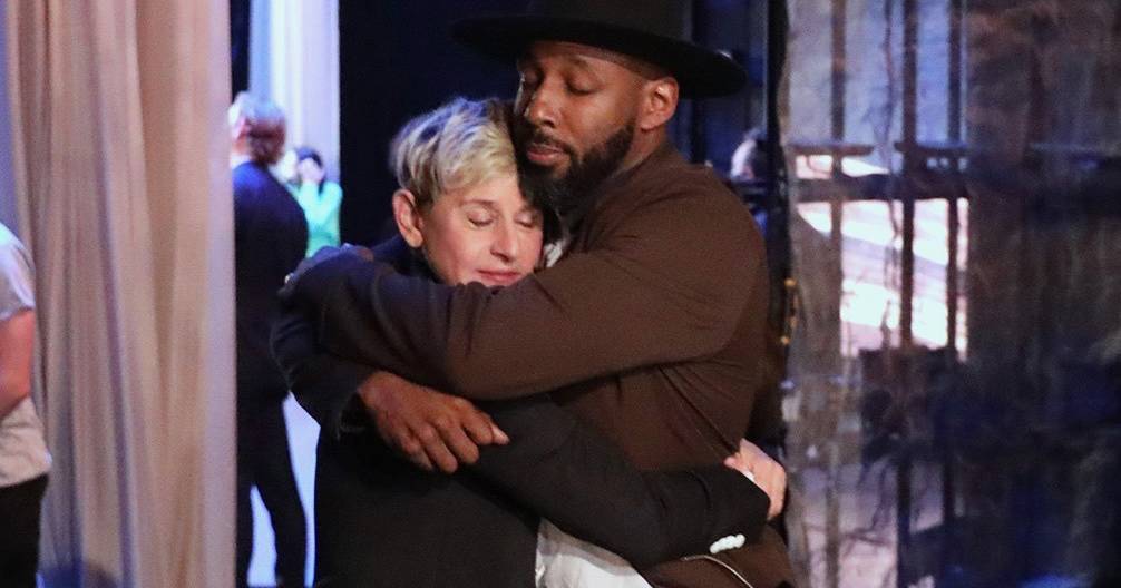 “Estou destroçada. Amei-o de coração”: Ellen DeGeneres lamenta a morte do seu DJ, Stephen “tWitch” Boss