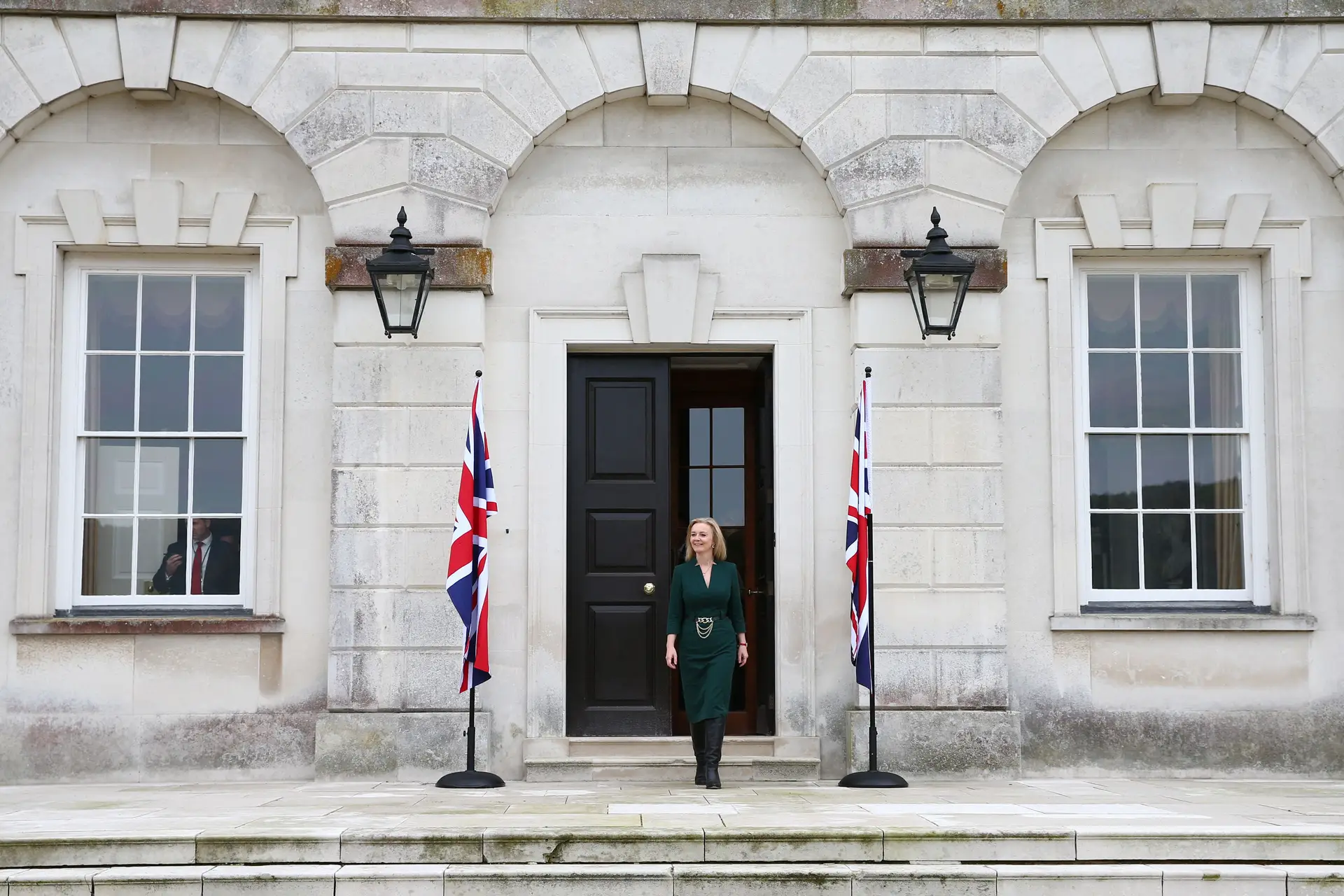 Liz Truss à porta da residêcia de Chevening em outubro de 2021, quando era ministra dos Negócios Estrangeiros
