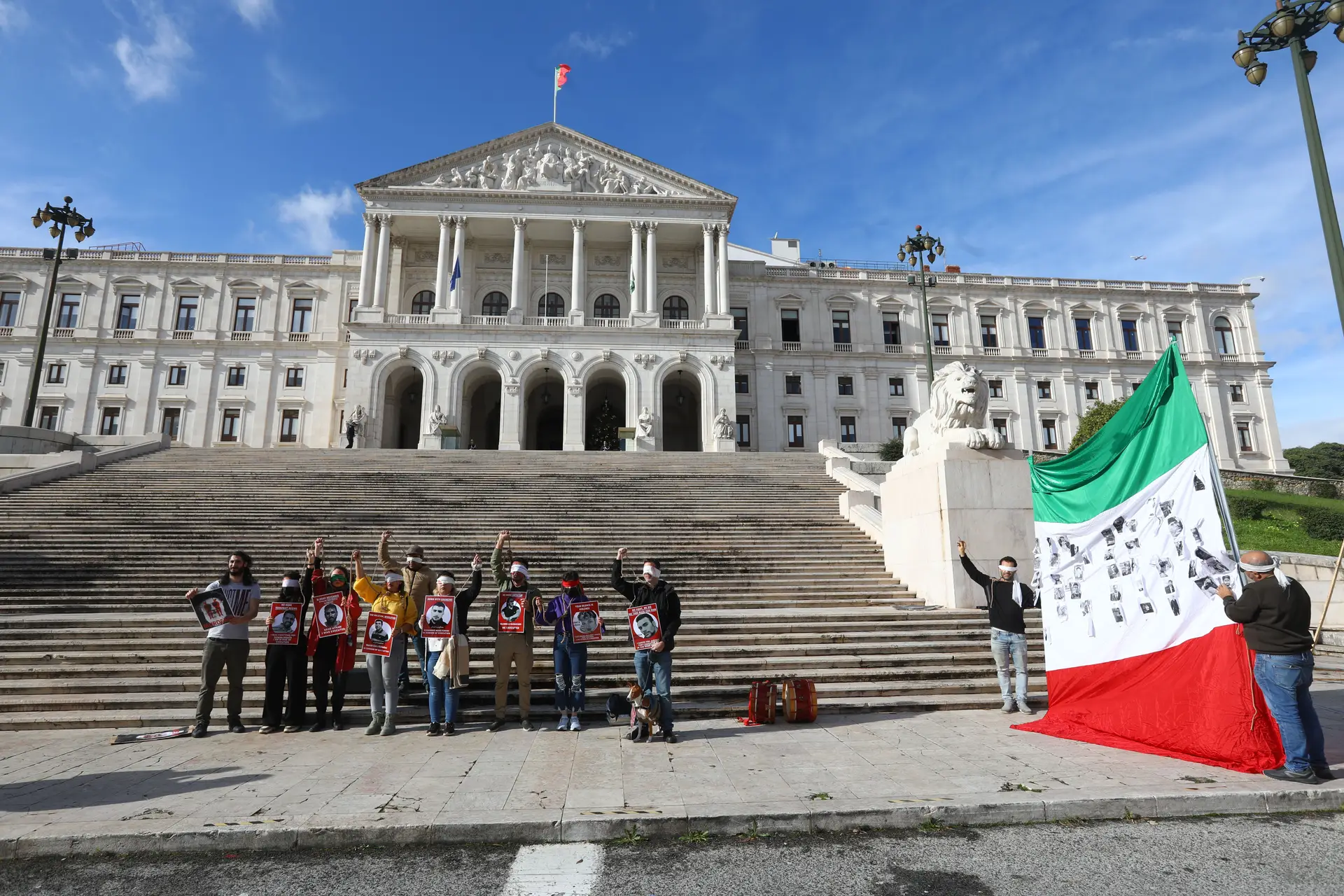 Manifestantes em frente à Assembleia da República
