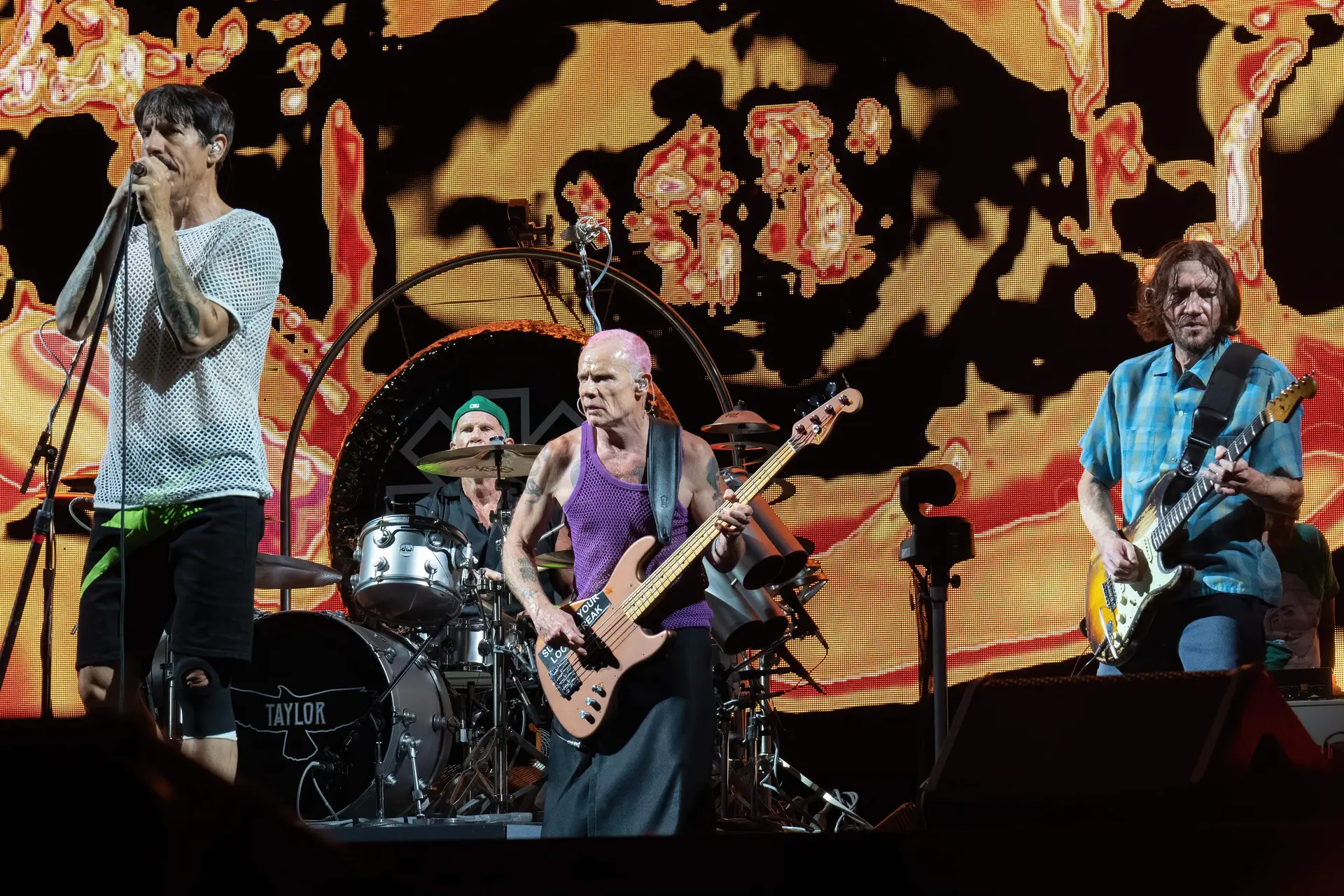 Red Hot Chili Peppers em palco em 2022