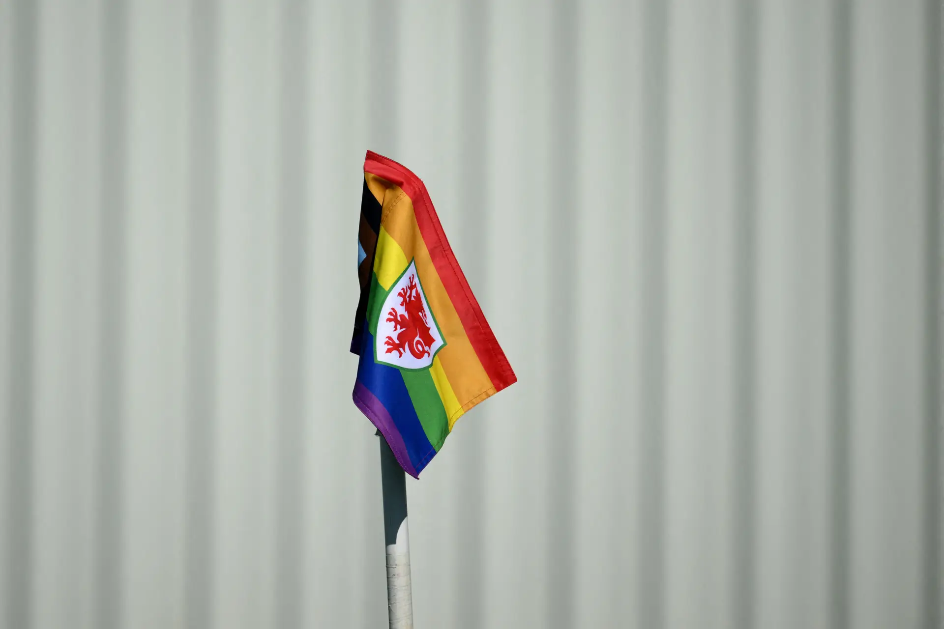 No seu campo de treinos no Catar, o País de Gales instalou bandeirolas arco-íris, solidárias com a comunidade LGBT+