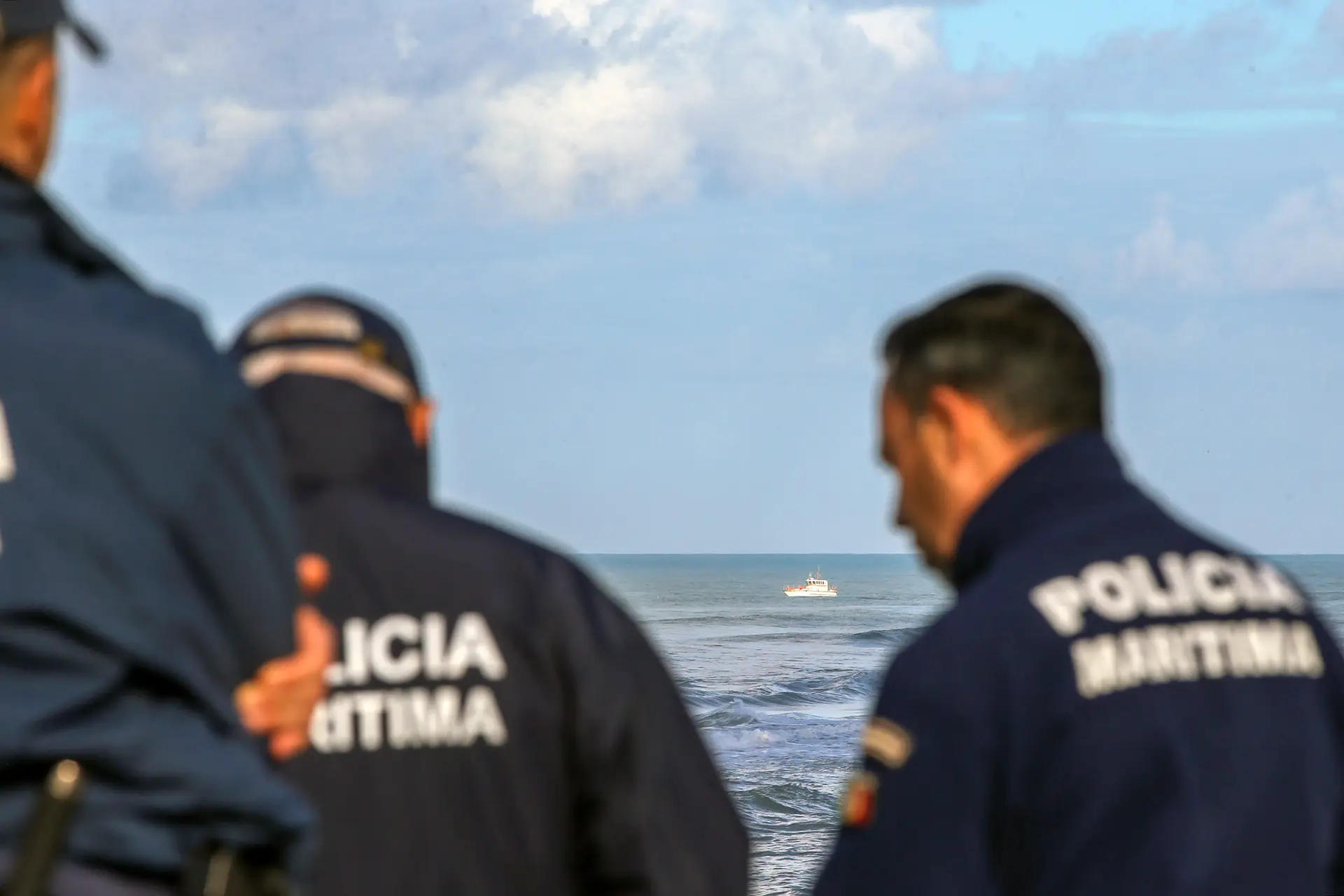 Le « coup de mer » a provoqué un naufrage à Tróia : un enfant et un adulte retrouvés morts, deux autres portés disparus