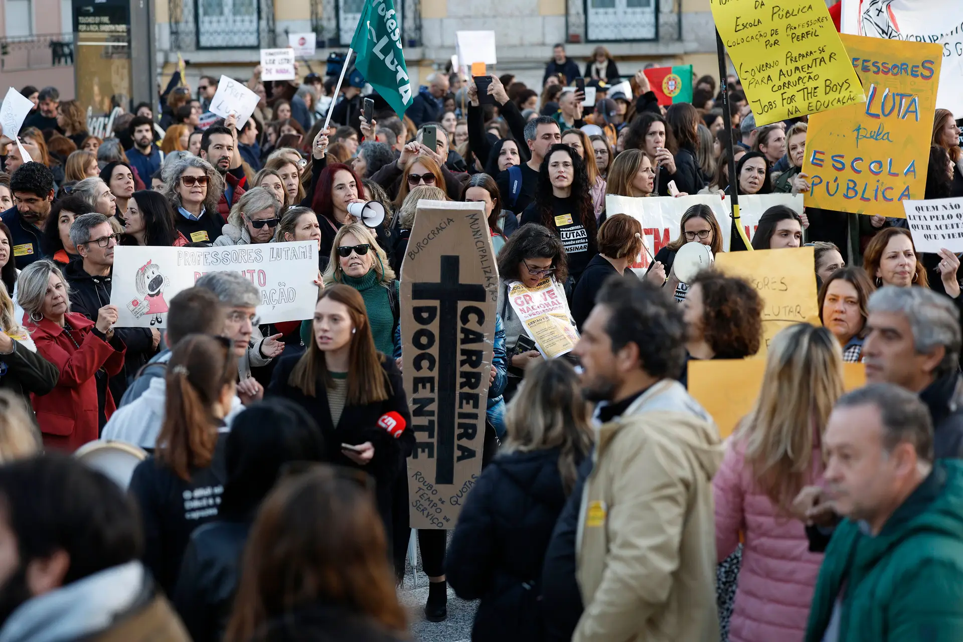 Tribunal arbitral determina serviços mínimos para a greve na Educação convocada pelo STOP