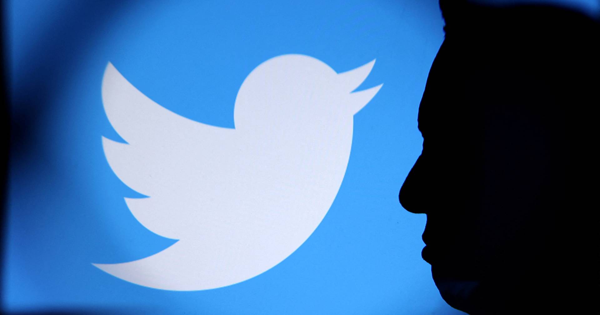 El pájaro azul vuela cada vez más bajo: caos, abandonos y cuentas falsas en el primer día de ‘Twitter Blue’