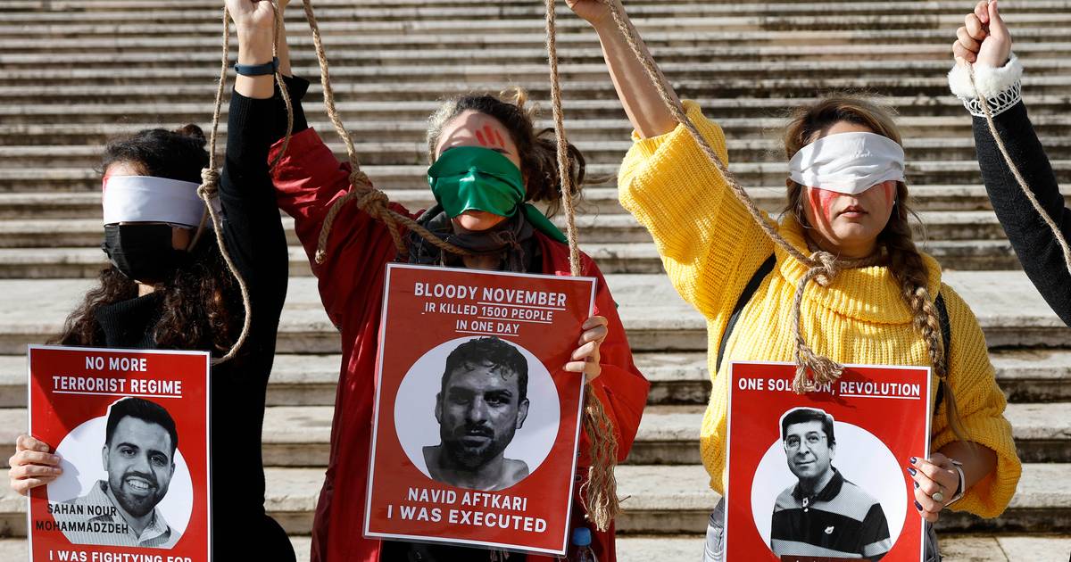 Irão executa dois prisioneiros condenados por alegado homicídio durante protestos. UE manifesta 