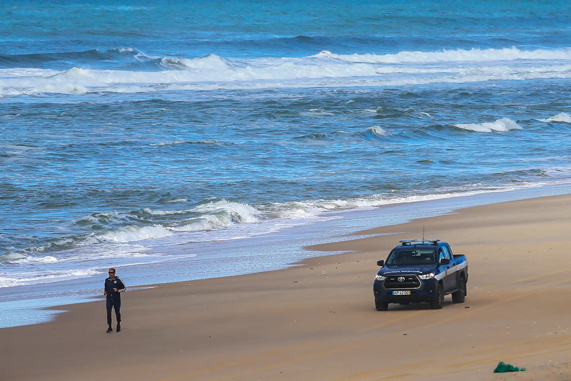 Retomadas buscas por duas crianças desaparecidas na praia de Pedrógão, em Leiria