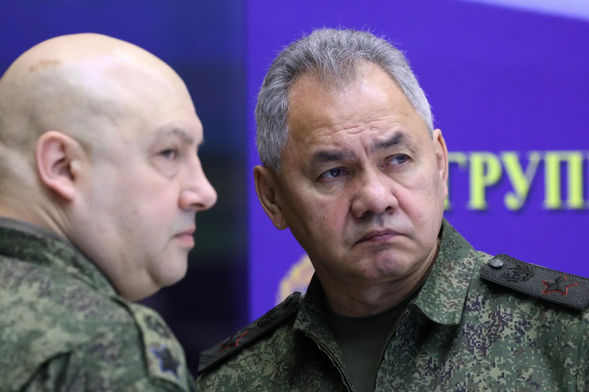 O ministro da defesa russo, Sergei Shoigu (à dir.), com o general Sergei Surovikin, durante a visita às tropas de 17 de dezembro de 2022