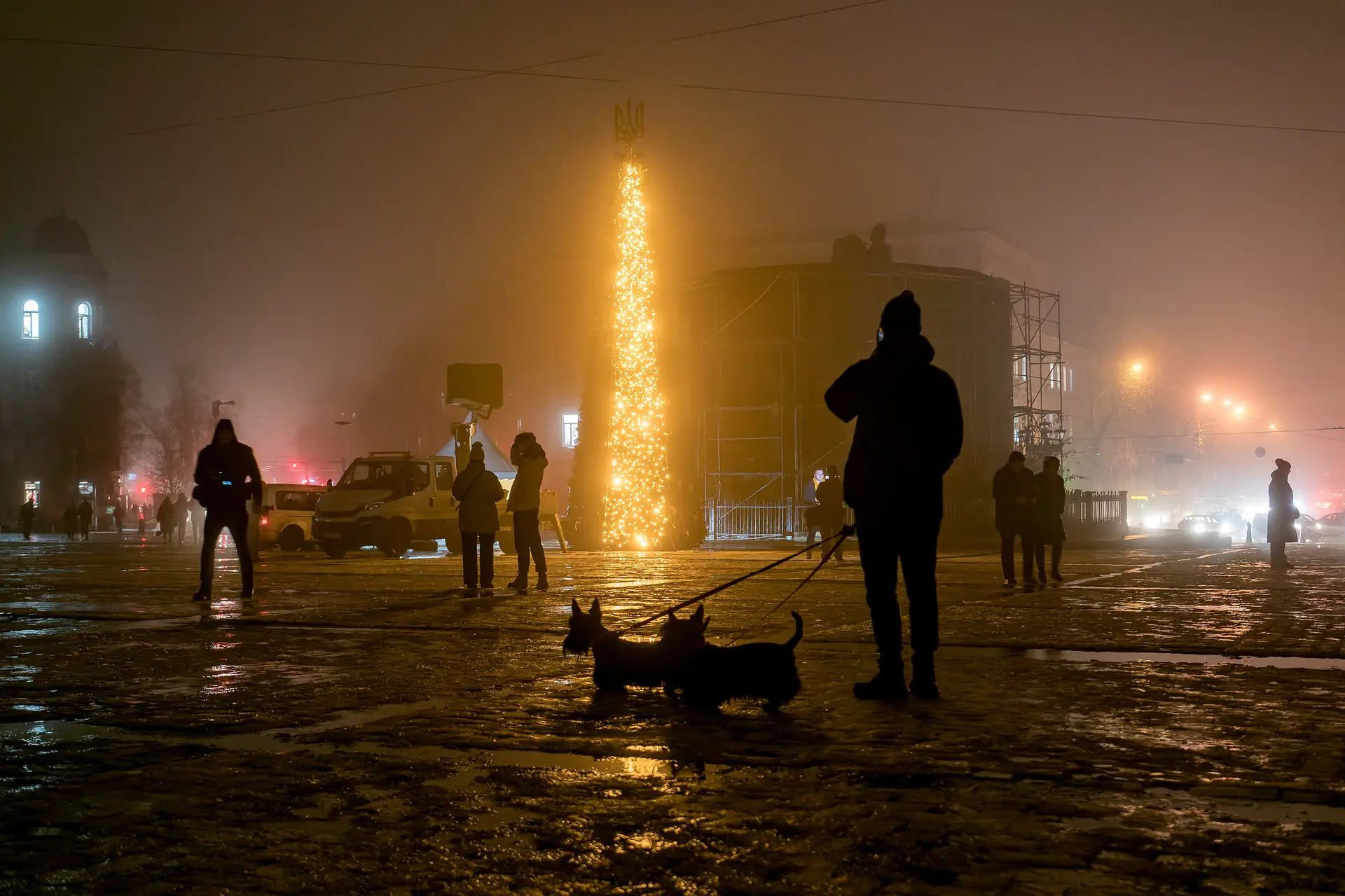 Natal na Ucrânia: Uma árvore mais pequena que o habitual ilumina Kiev