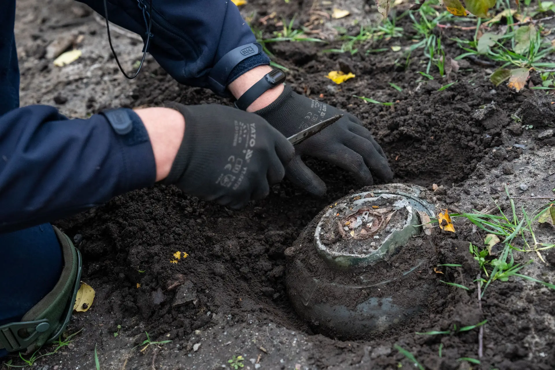 A Ucrânia tem um território superior ao de Portugal por desminar – há minas em campos, mas também em brinquedos e máquinas de lavar