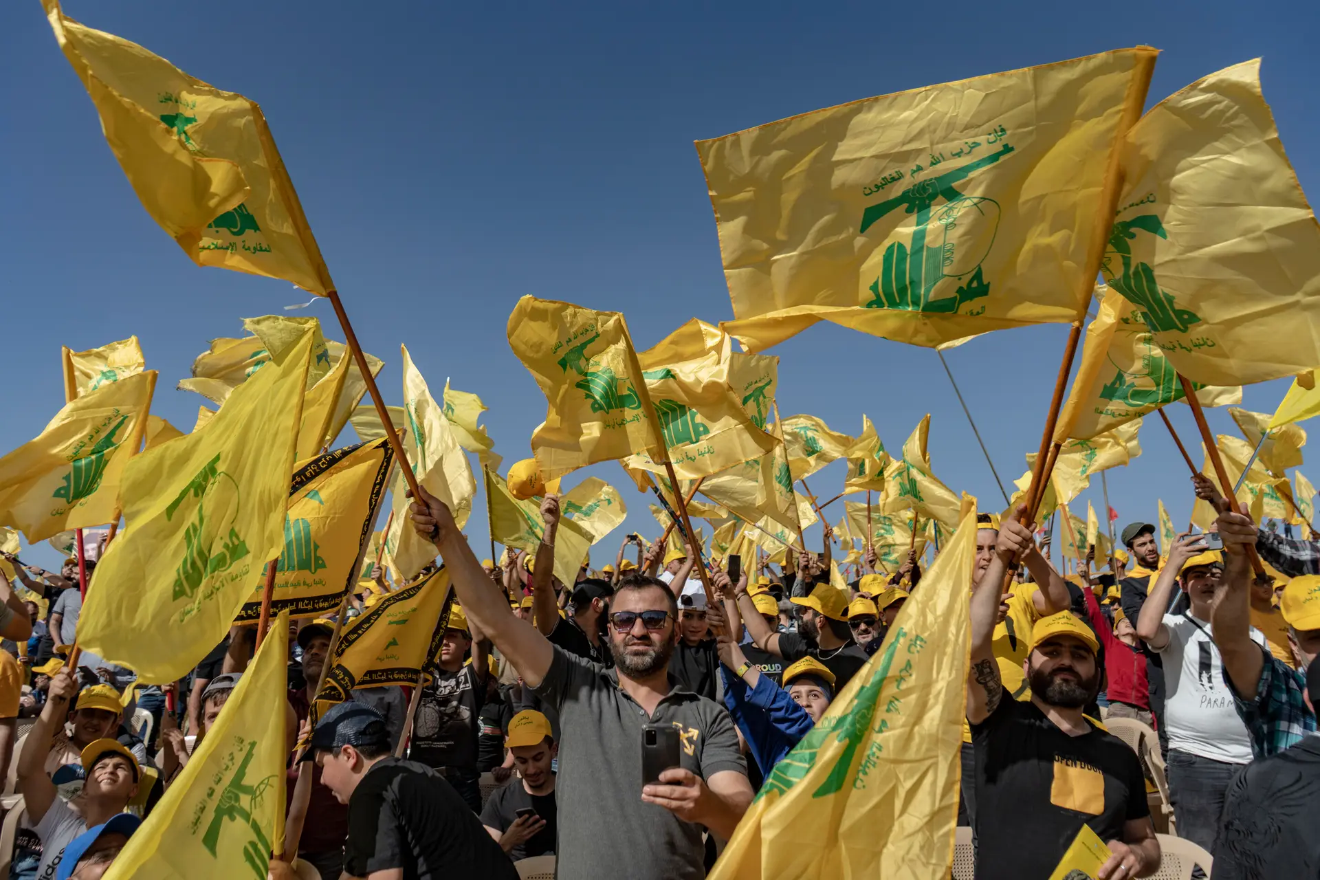 Apoiantes do braço político do Hezbollah, no Líbano, durante uma campanha eleitoral em maio de 2022