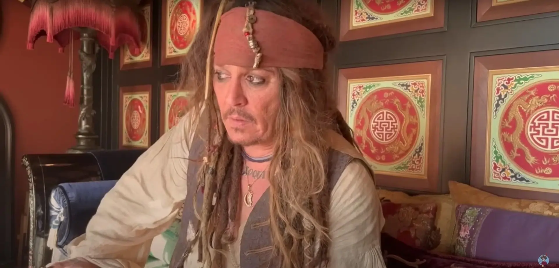 Johnny Depp voltou a vestir a pele de Jack Sparrow para ajudar um jovem fã de “Os Piratas das Caraíbas” a sorrir