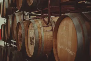 A cervejeira Dois Corvos tem o maior projeto de maturacao de cerveja em barrica em Portugal com cerca de 300 barricas