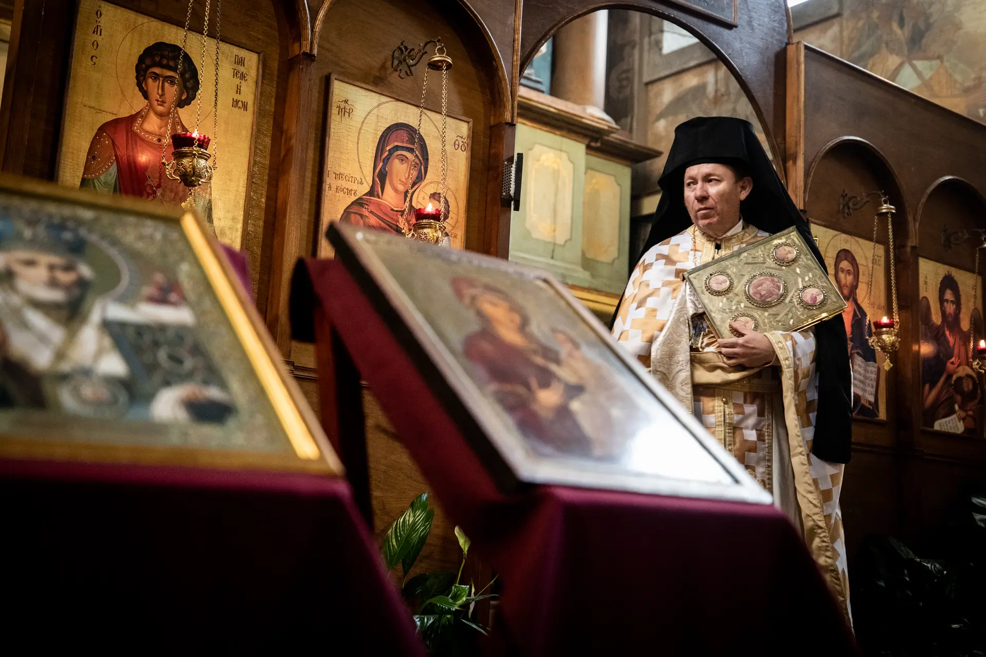 Ucranianos vão celebrar o Natal mais cedo: “data não é importante” mas  mostra “aproximação à Europa” (reportagem numa paróquia ortodoxa) - Expresso