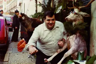 Chefe Evaristo na decoração da fachada do Solar, em época da caça, no ano de 1978.