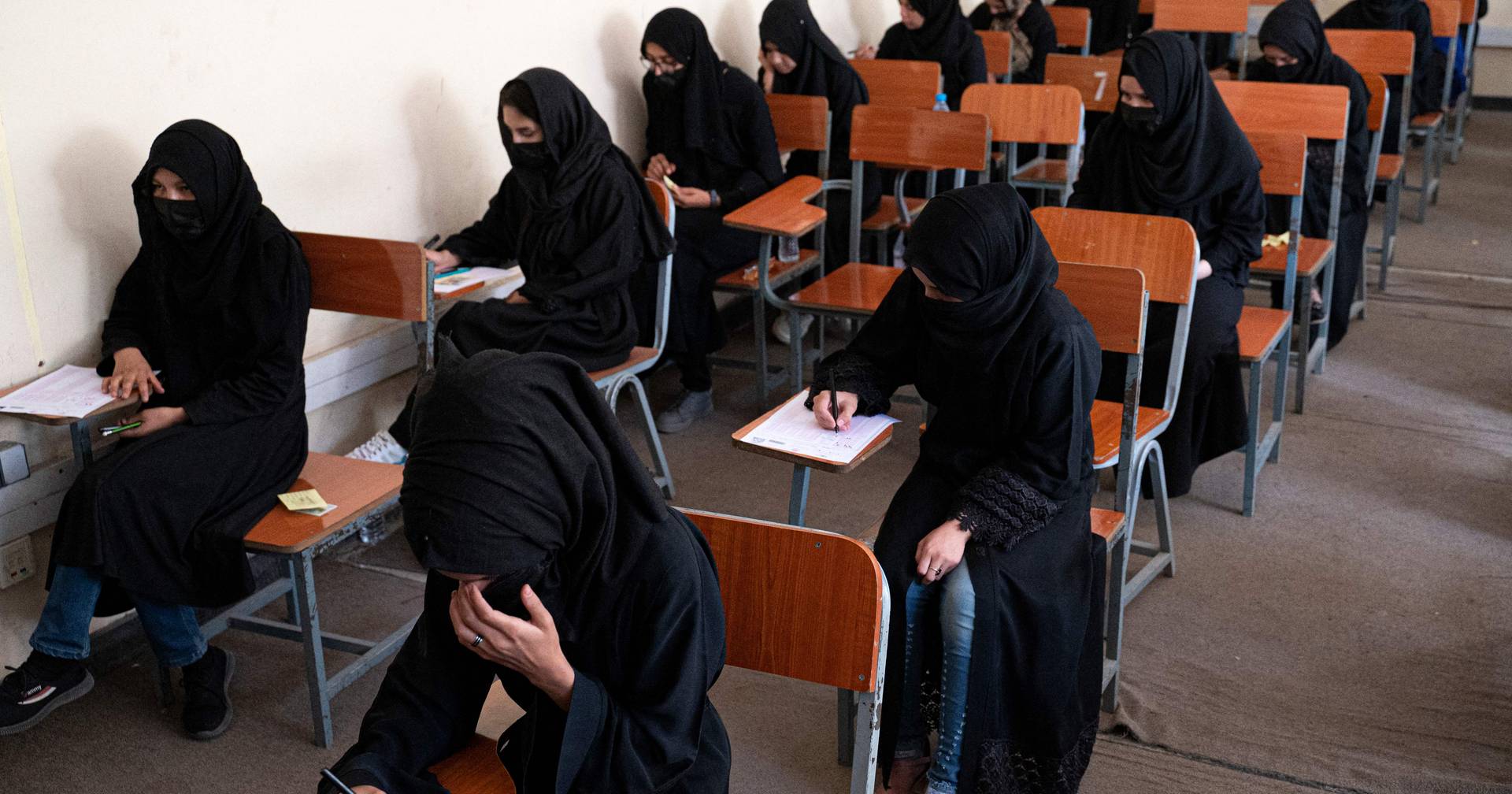 Taliban setzen aus Protest Wasserwerfer gegen Frauen ein, nachdem sie von Universitäten verbannt wurden