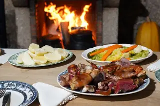 Nestas mesas de Montalegre, no aconchego da lareira, já se serve “o melhor cozido de Portugal”