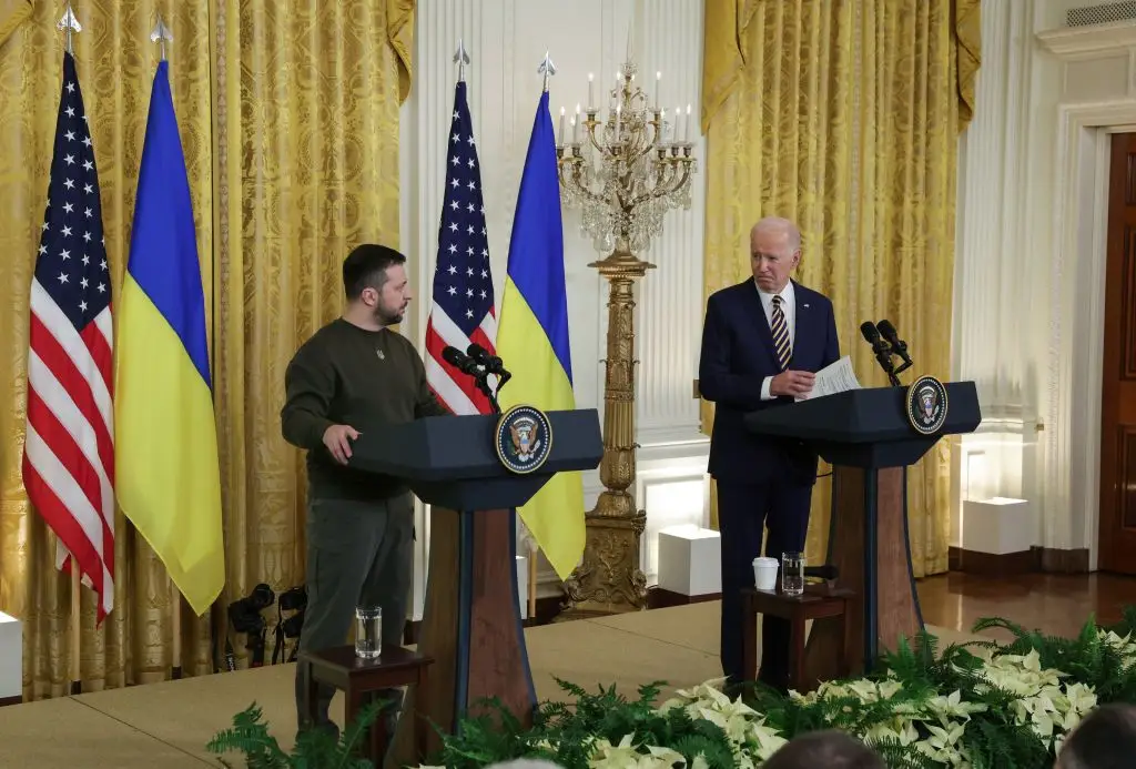"Apoiamos a Ucrânia na procura de uma paz justa", garantiu Biden a Zelensky
