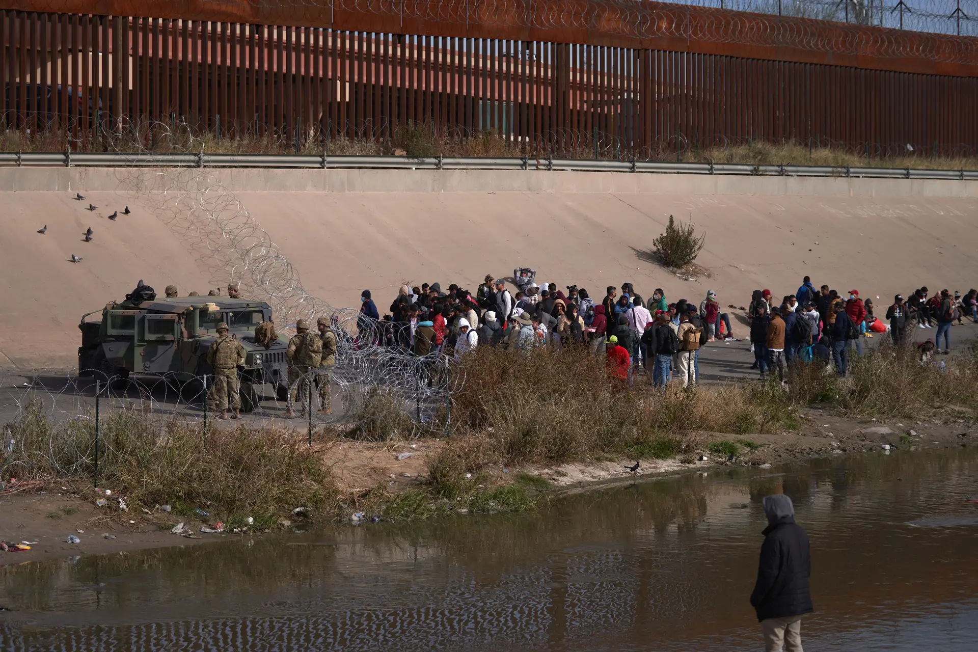 Migrantes tentam atravessar ilegalmente o Rio Grande, entre os EUA e o México