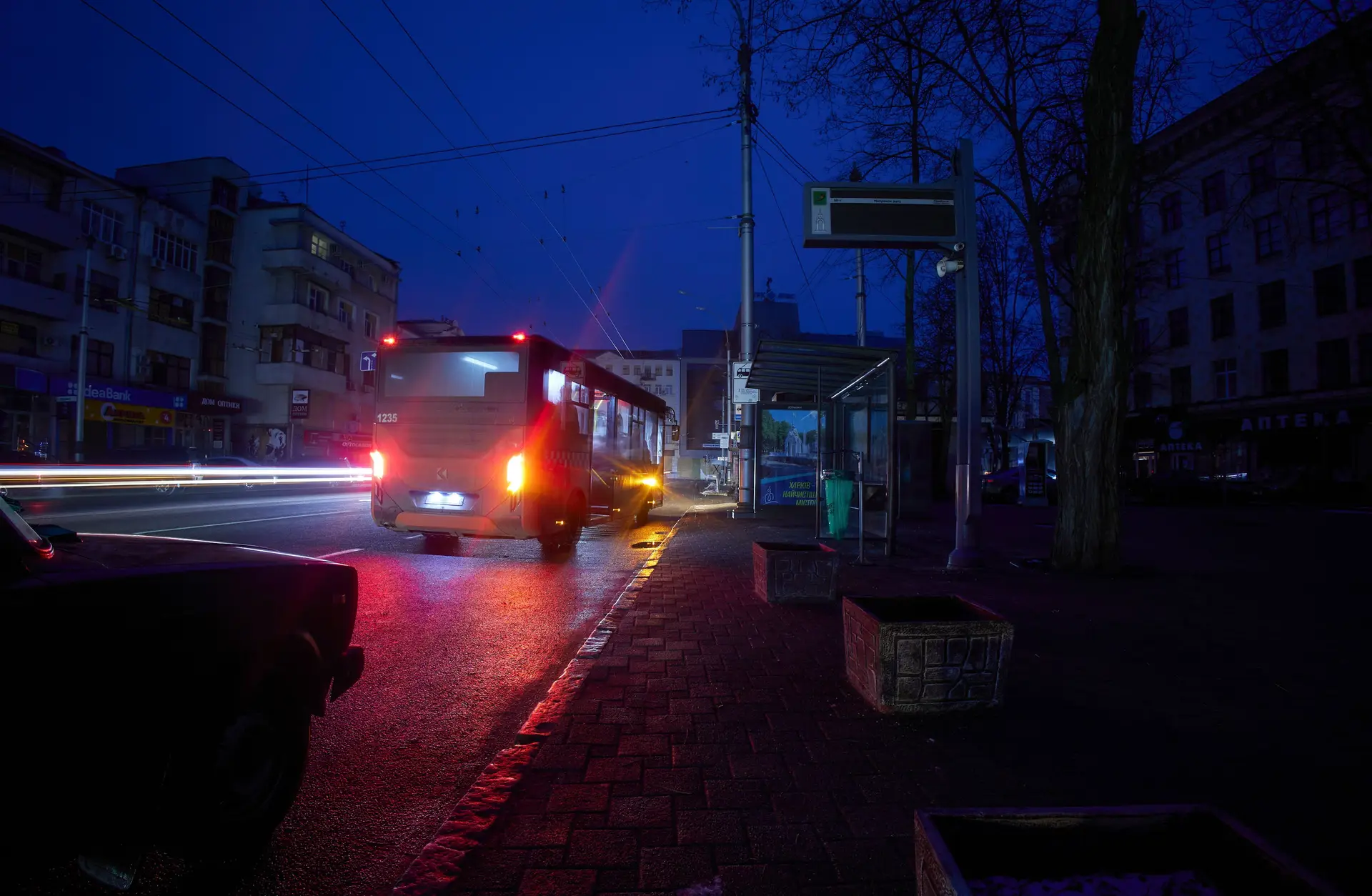 Uma rua de Kharkiv sem eletricidade, após mais um ataque russo