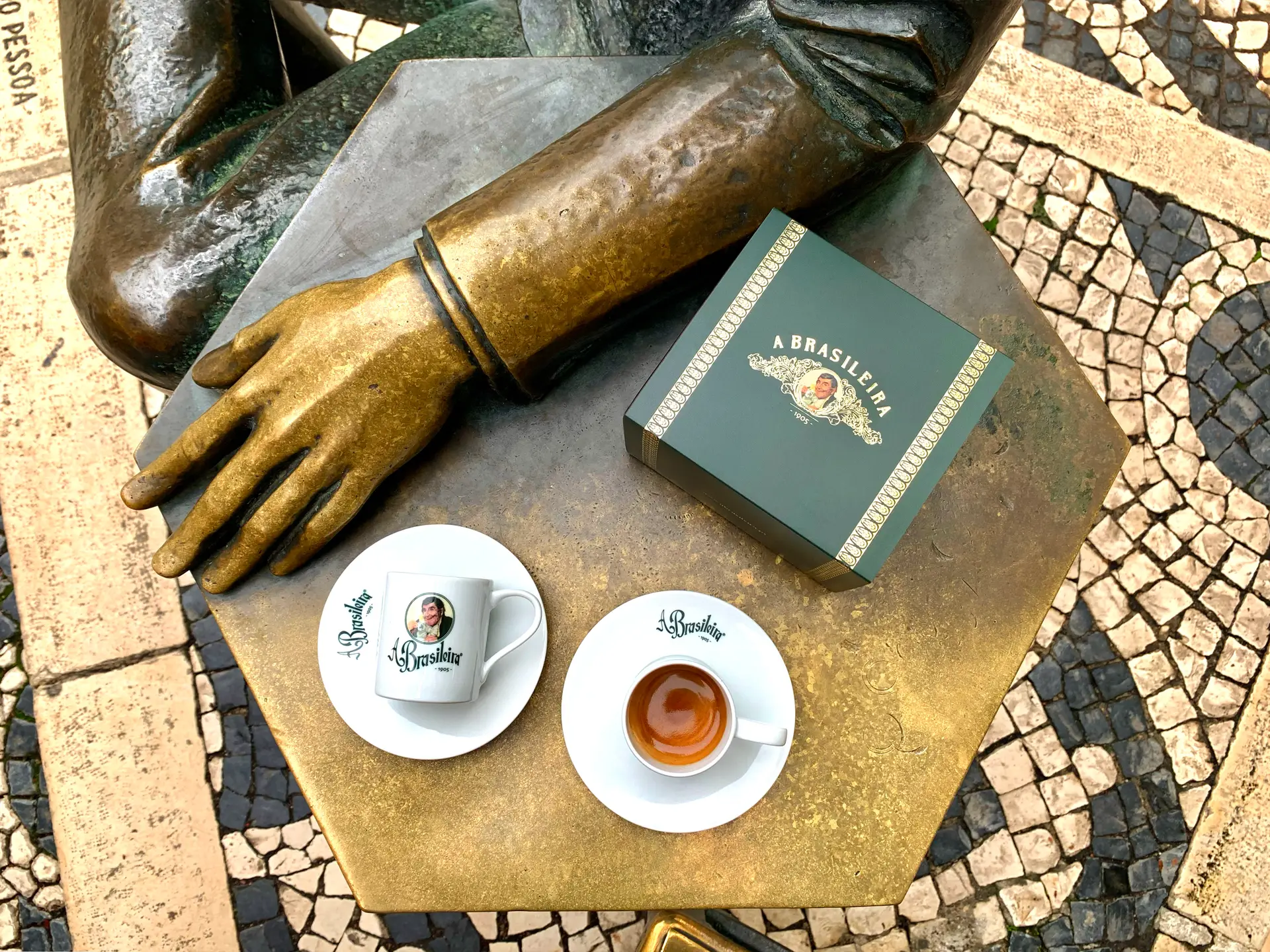 Café junto à estátua de Fernando Pessoa
