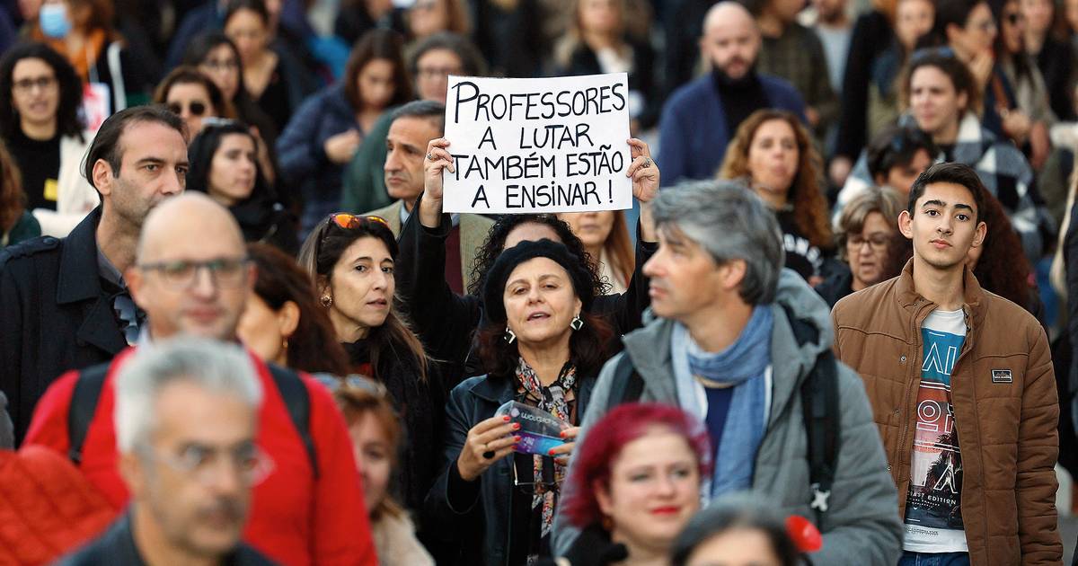 STOP volta a juntar professores e não docentes em Lisboa, serviços mínimos aquecem protesto