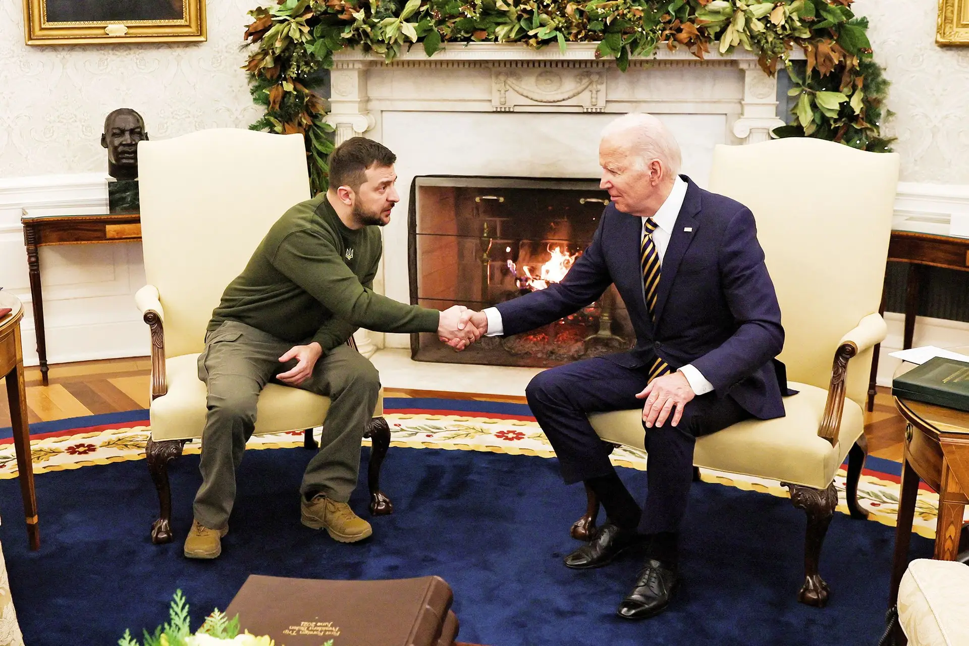 Joe Biden recebeu o Presidente ucraniano, quarta-feira, na Sala Oval da Casa Branca