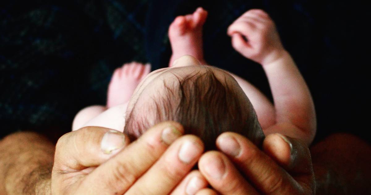Licença parental do pai sobe para 28 dias, segundo a nova lei aprovada em Parlamento