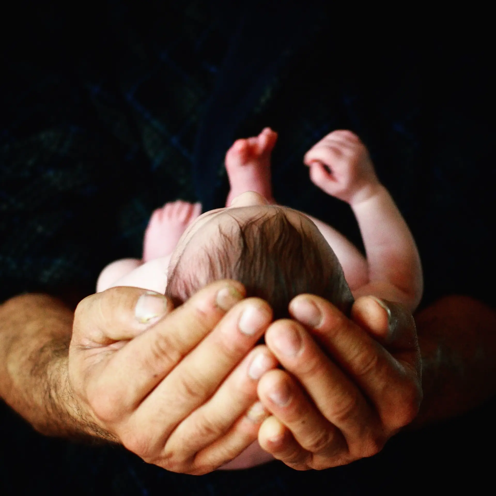 Licença parental do pai sobe para 28 dias, segundo a nova lei aprovada em Parlamento