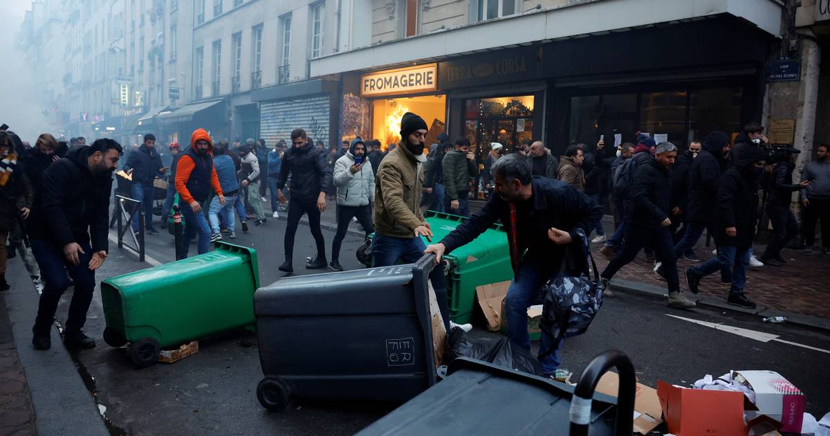 Confrontos entre manifestantes e polícia no centro de Paris depois de ataque a tiro desta manhã