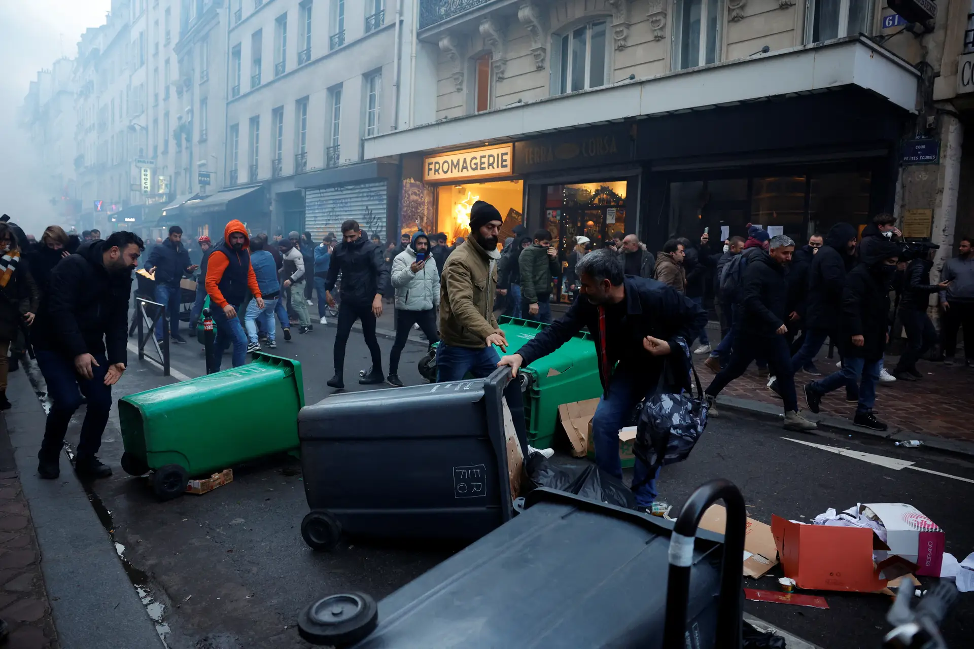 Confrontos entre manifestantes curdos e polícia em Paris após ataque a tiro