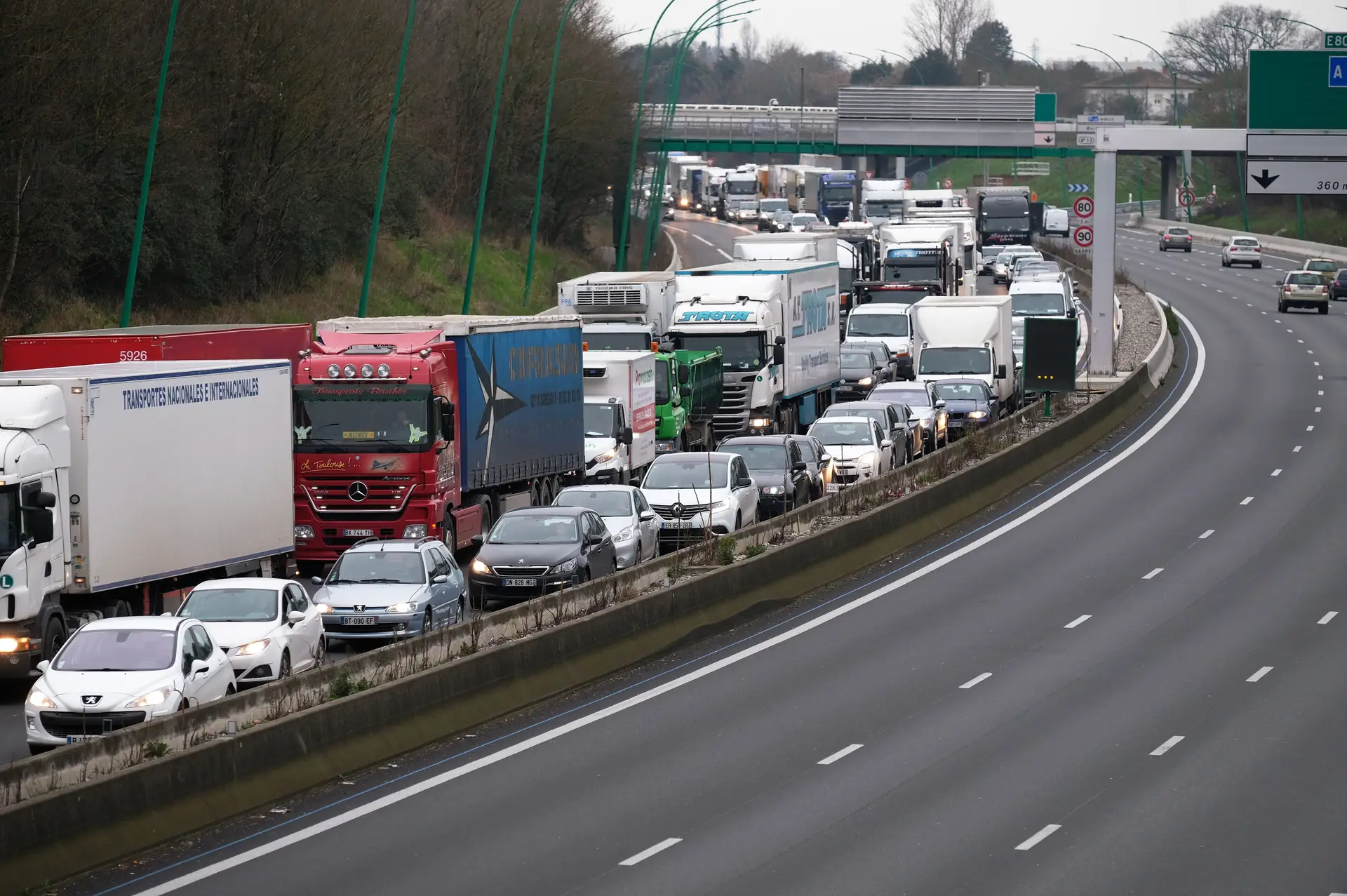 Pagar a automobilistas para não circularem a horas de ponta? Roterdão já o faz e Lille prepara-se para o fazer