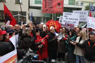 Manifestação em Tirana, a capital da Albãnia, junto à embaixada da Sérvia, em solidariedade com os “irmãos” kosovares