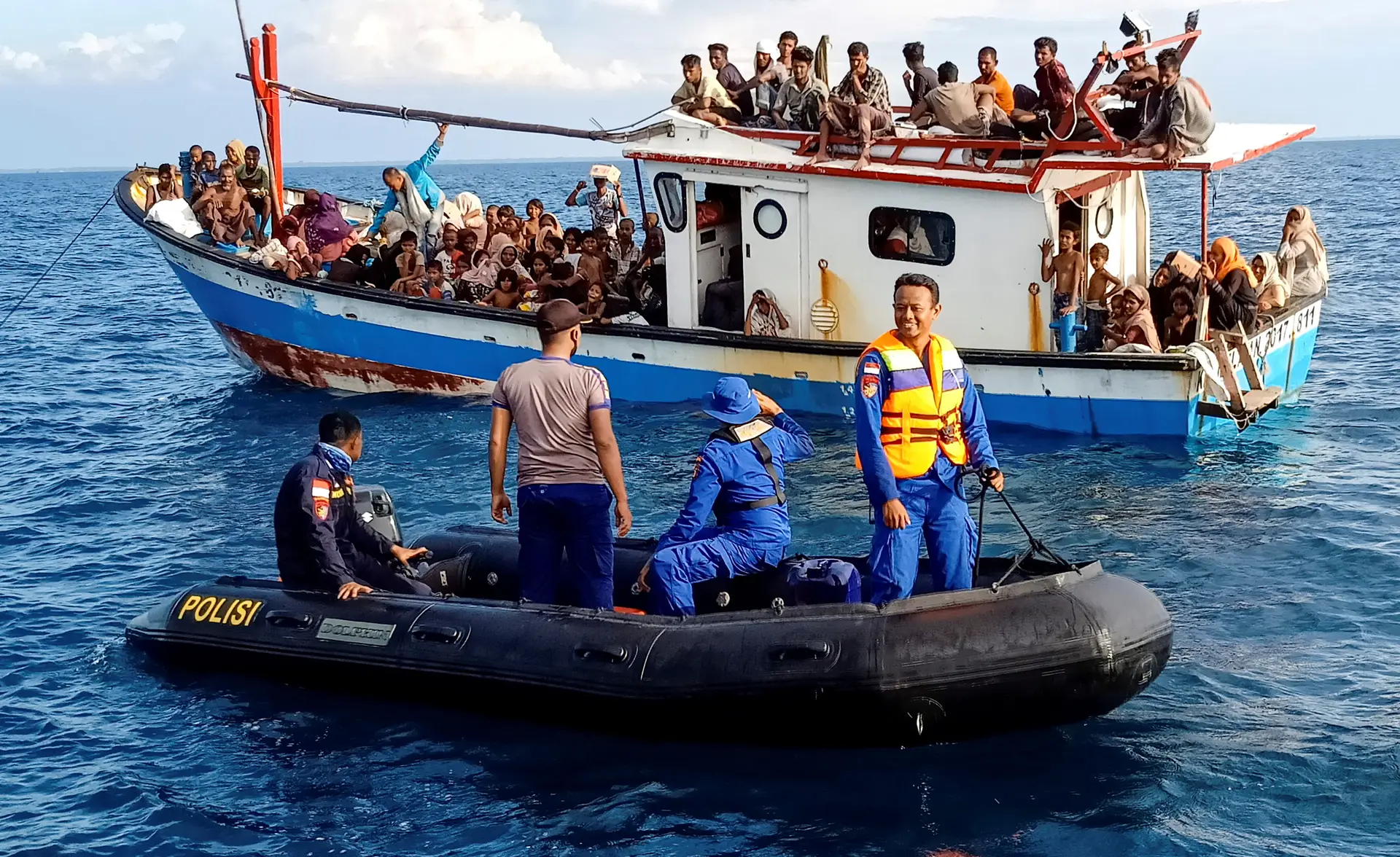 Refugiados rohingya são frequentemente resgatados de barcos sem condições