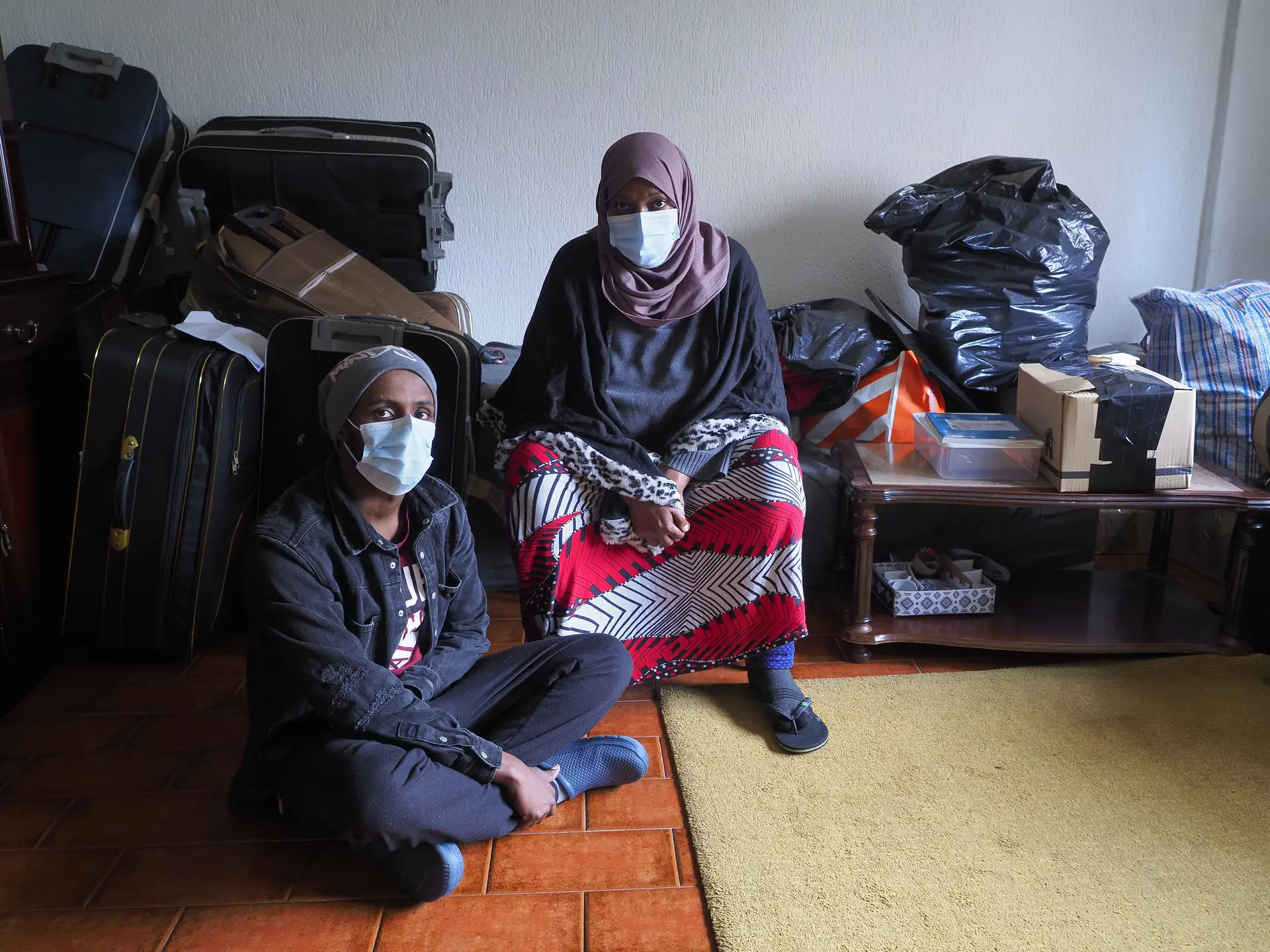 Fadumo Ali, 44 anos, e o filho Cabduqaadir, de 19 anos, sentados na sala de casa no Carregado. Deram-lhes apenas alguns dias para abandonarem a casa onde estão desde que chegaram a Portugal, terminaram os 18 meses do programa de acolhimento. São refugiados fugidos da Somália.