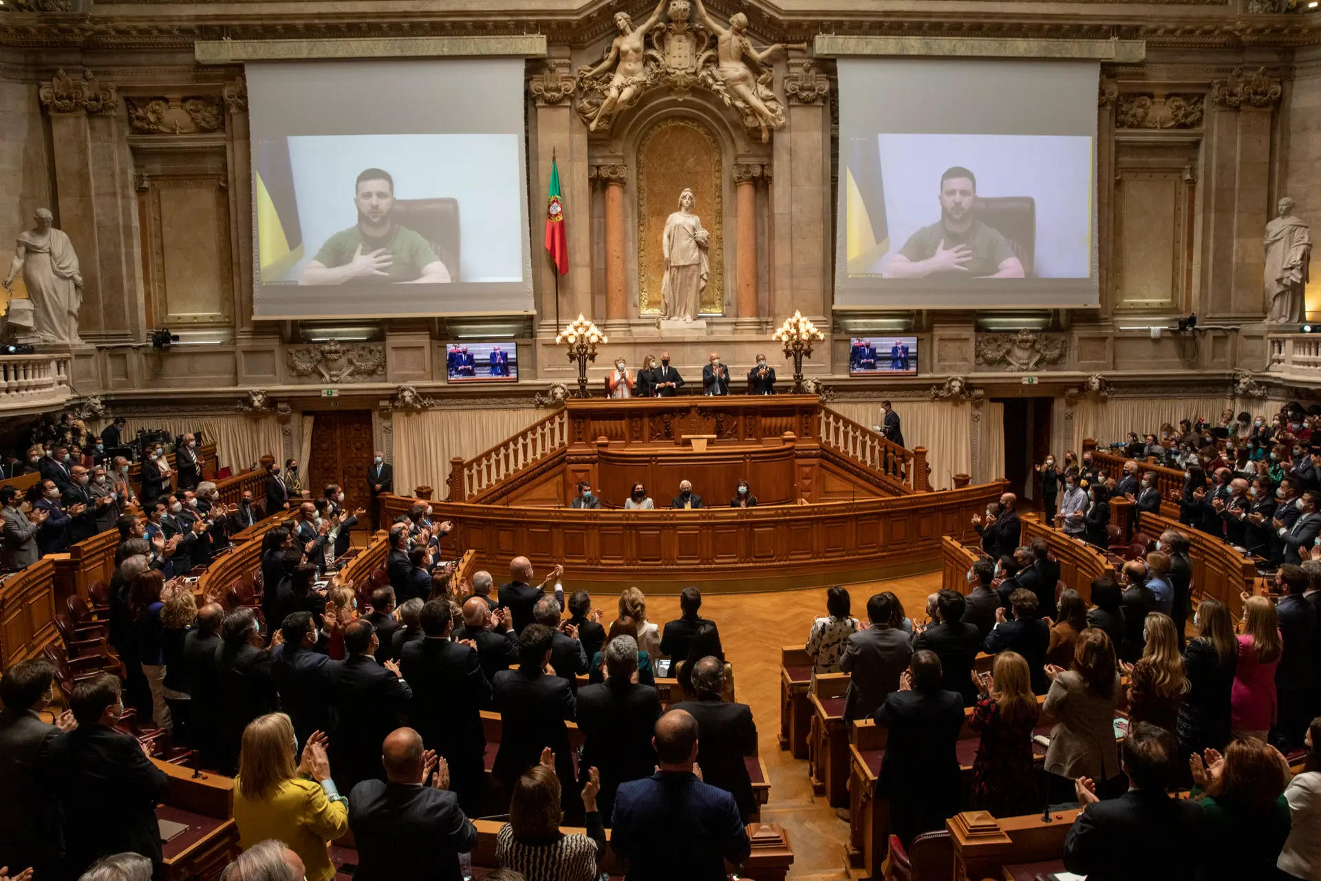 Zelensky fala ao parlamento português. O Partido Comunista Português que recusou estar presente na sessão.