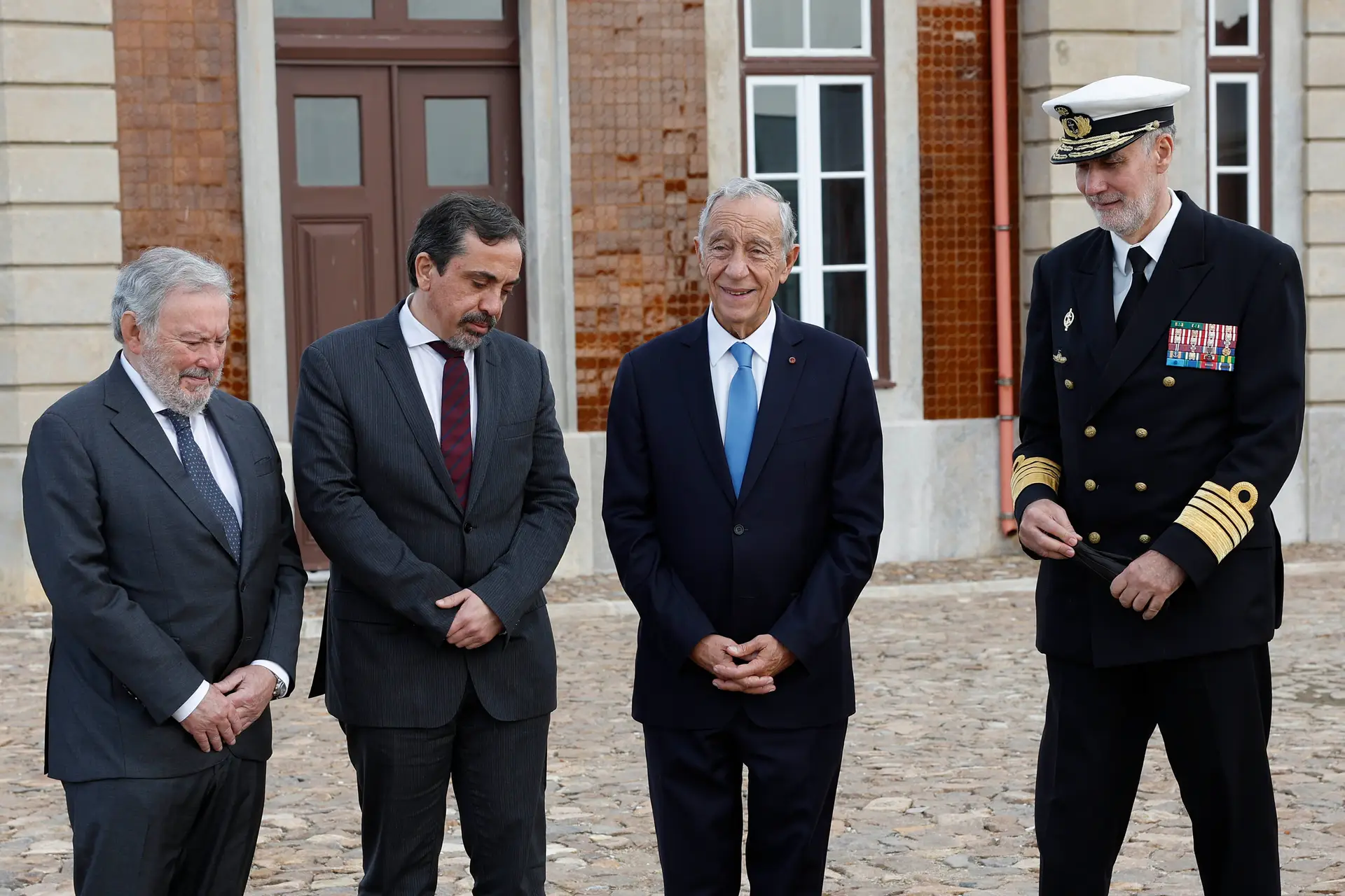 Marcelo no Cabo da Roca ladeado pelo presidente da Câmara Municipal de Sintra, Basílio Horta, o secretário de Estado da Defesa Nacional, Marco Capitão Ferreira e pelo Chefe do Estado Maior da Armada (CEMA), Gouveia e Melo