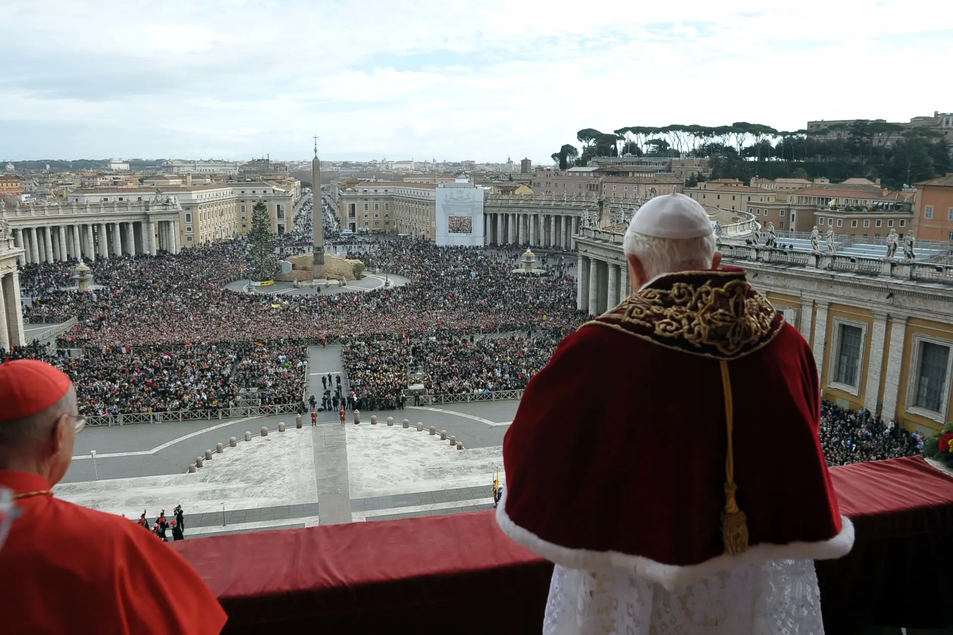 Presidindo à tradicional oração ‘urbi et orbi’, à varanda da Basílica de São Pedro, no Vaticano, no dia de Natal de 2009