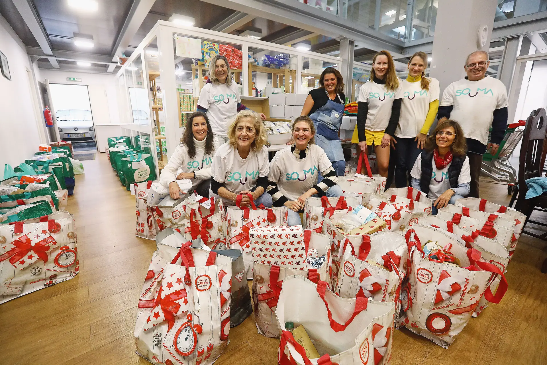 Centenas de voluntários juntaram-se à Associação Amigos da Estrela para distribuírem cabazes alimentares pelos mais carenciados