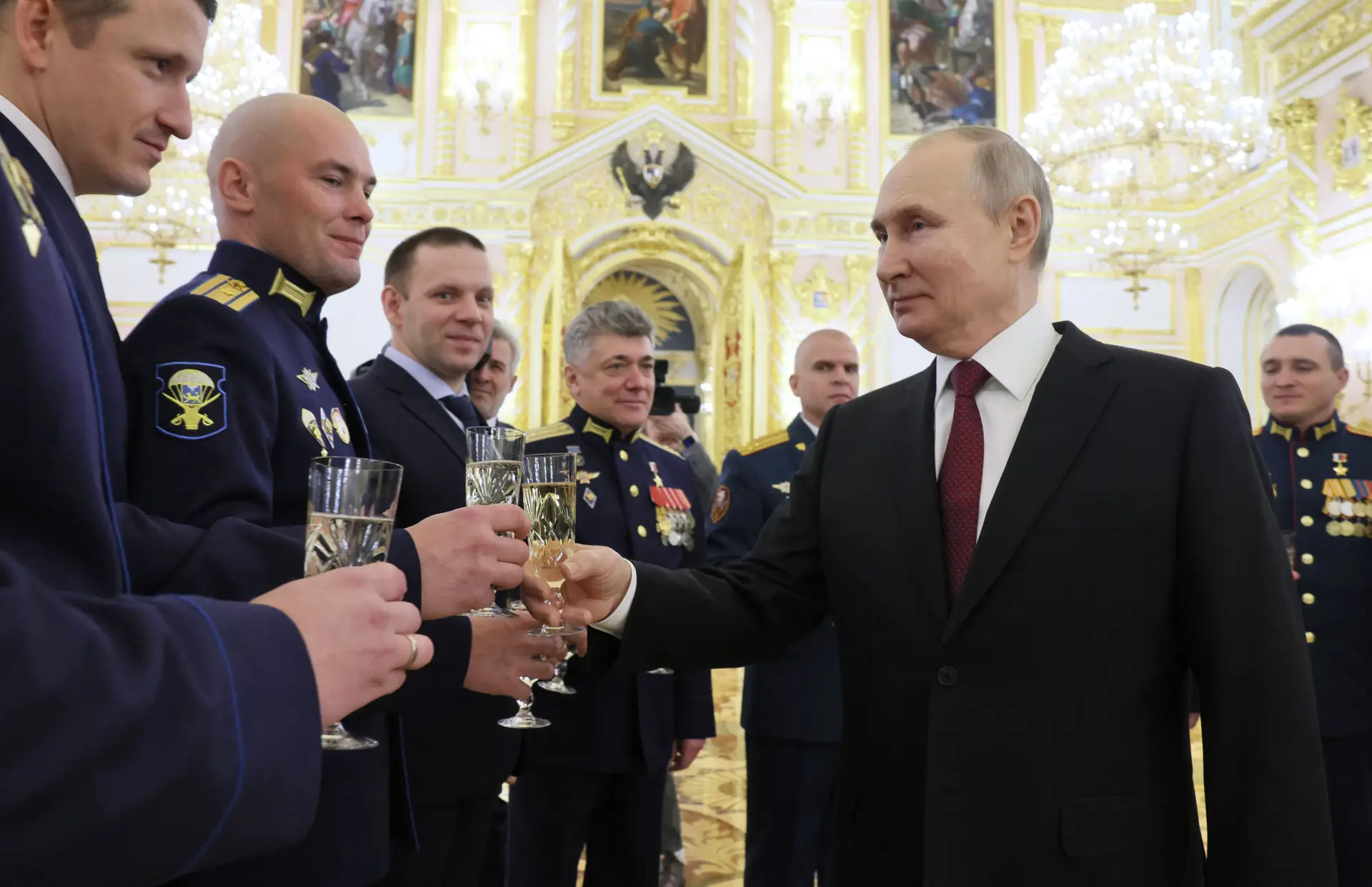“Putin é alguém que bebe champagne e sorri enquanto diz que está a matar pessoas na Ucrânia"