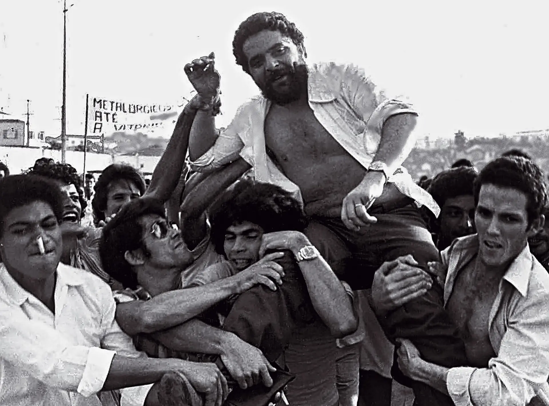 Luiz Inácio Lula da Silva é levado em ombros por colegas metalúrgicos, após uma manifestação sindical em São Bernardo do Campo, São Paulo, a 22 de março de 1979