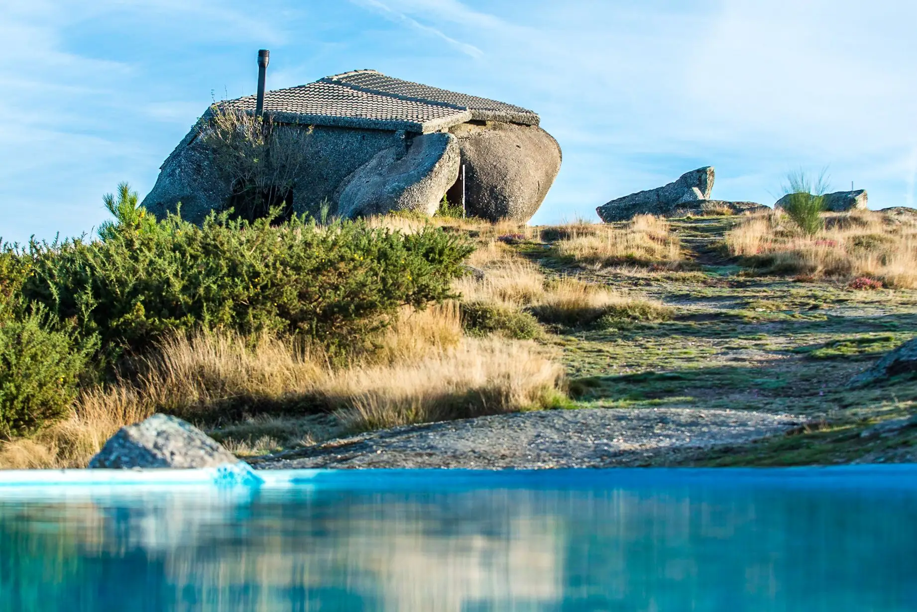 A piscina e a casa