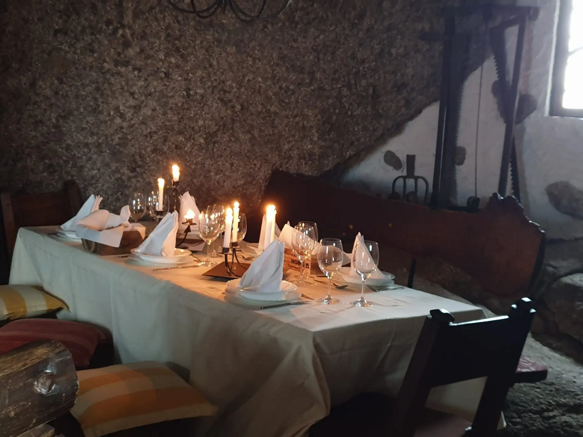 Mesa posta para uma das experiências promovidas pela Casa do Penedo