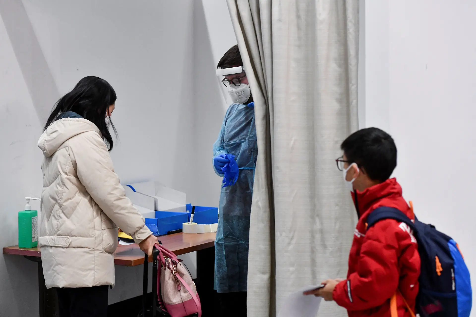 Covid-19. França e Reino Unido passam a exigir teste negativo para viagens desde a China