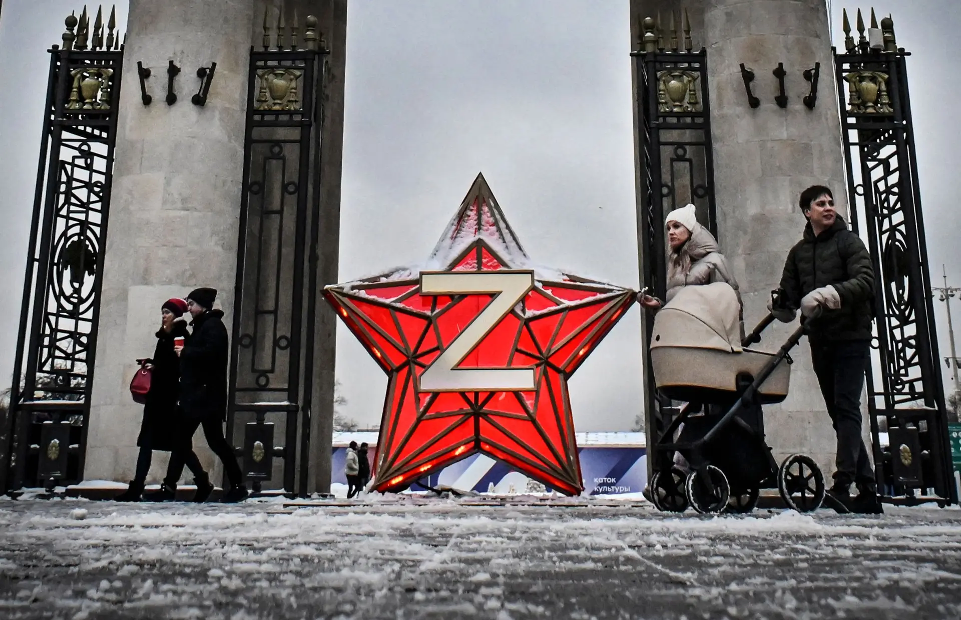 A letra que está a ser usada como símbolo da invasão da Rússia, o "Z", em grande destaque na época natalícia de Moscovo