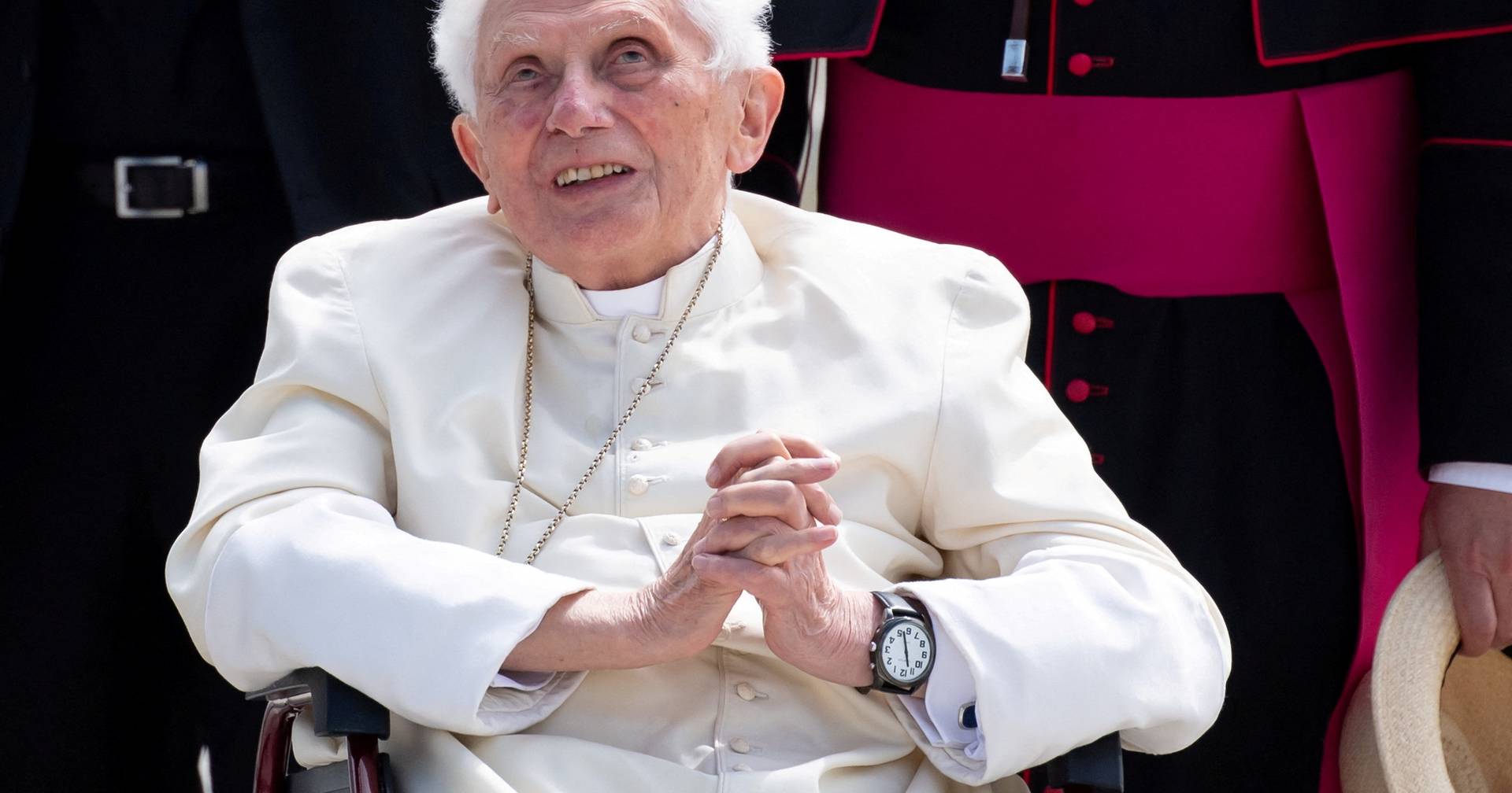 Benedict XVI in his will apologizes to those who may have offended them