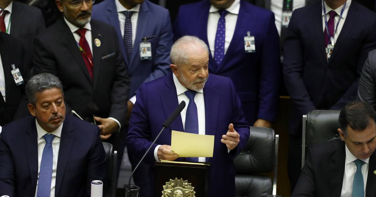 Lula assume o poder: “Ao ódio responderemos com amor, à mentira com a verdade, ao terror e violência com as leis